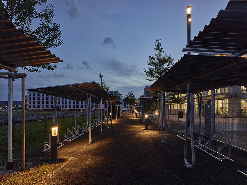 elias_leimbacher_architektur_schulhaus_neuhegi_winterthur_velo_unterstand_nacht.jpg