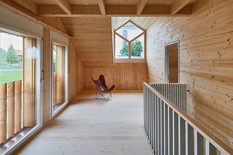 elias_leimbacher_architektur_ersatzneubau_einliegerwohnung_inventarisiert_holz_innenraum_og_lukarne_butterflychair.jpg