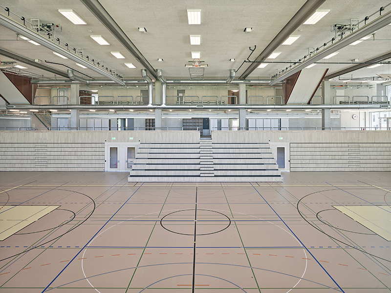 elias_leimbacher_architektur_schulhaus_neuhegi_winterthur_sporthalle_auszugstribuene_mitte.jpg