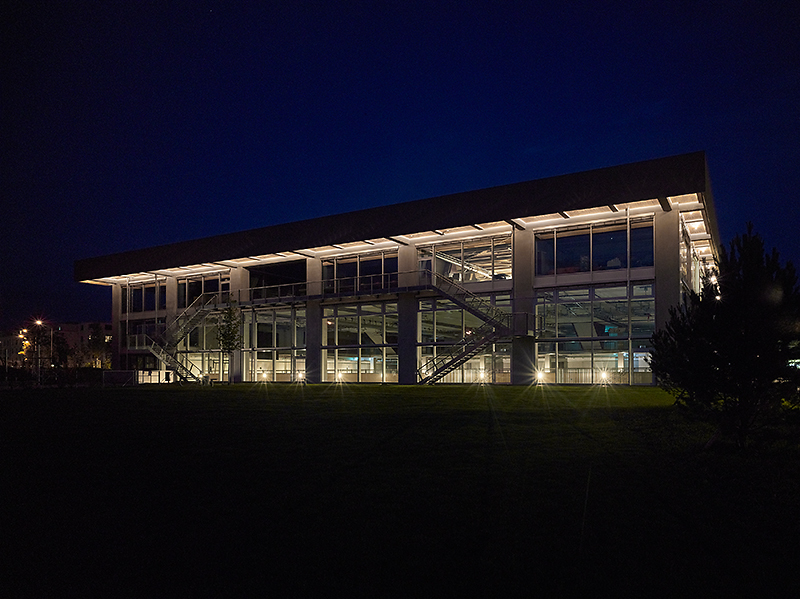 elias_leimbacher_architektur_schulhaus_neuhegi_winterthur_sporthalle_vordach_nacht.jpg