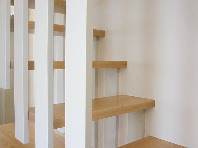 elias_leimbacher_architektur_umbau_projekt_detail_treppe_moebel_handlauf_garderobe.jpg