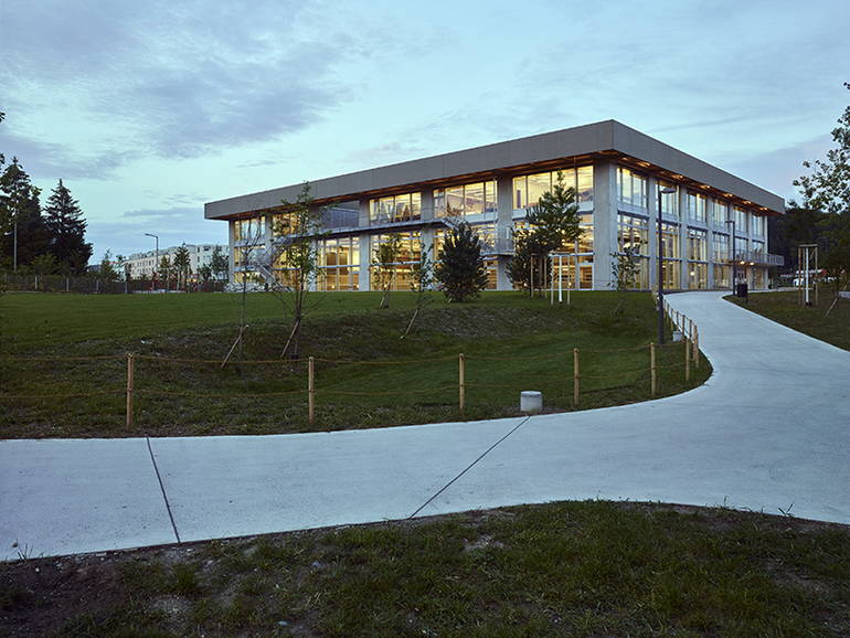 elias_leimbacher_architektur_schulhaus_neuhegi_winterthur_perspektive_giesserei_nacht.jpg