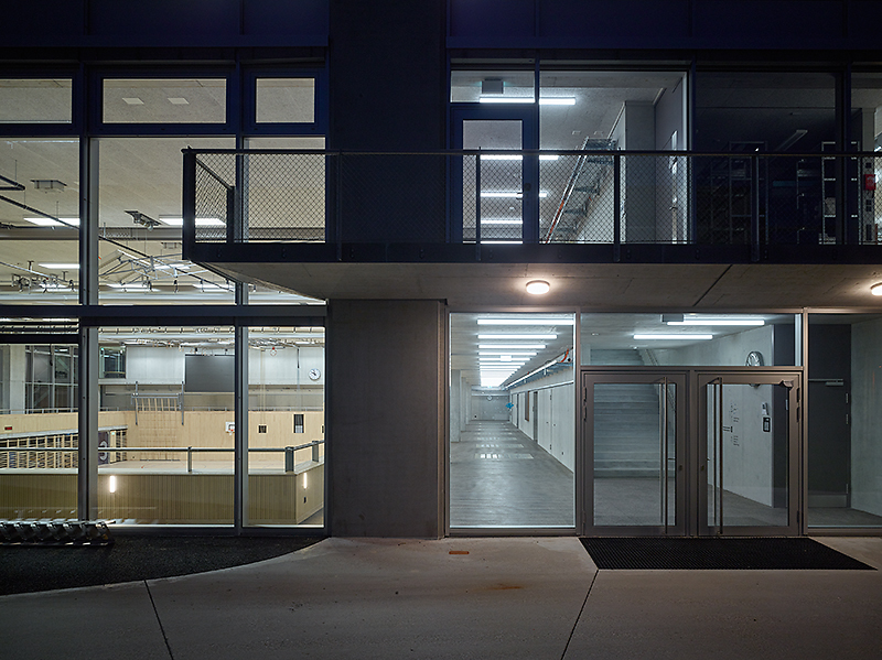 elias_leimbacher_architektur_schulhaus_neuhegi_winterthur_ausschnitt_westfassade_night.jpg